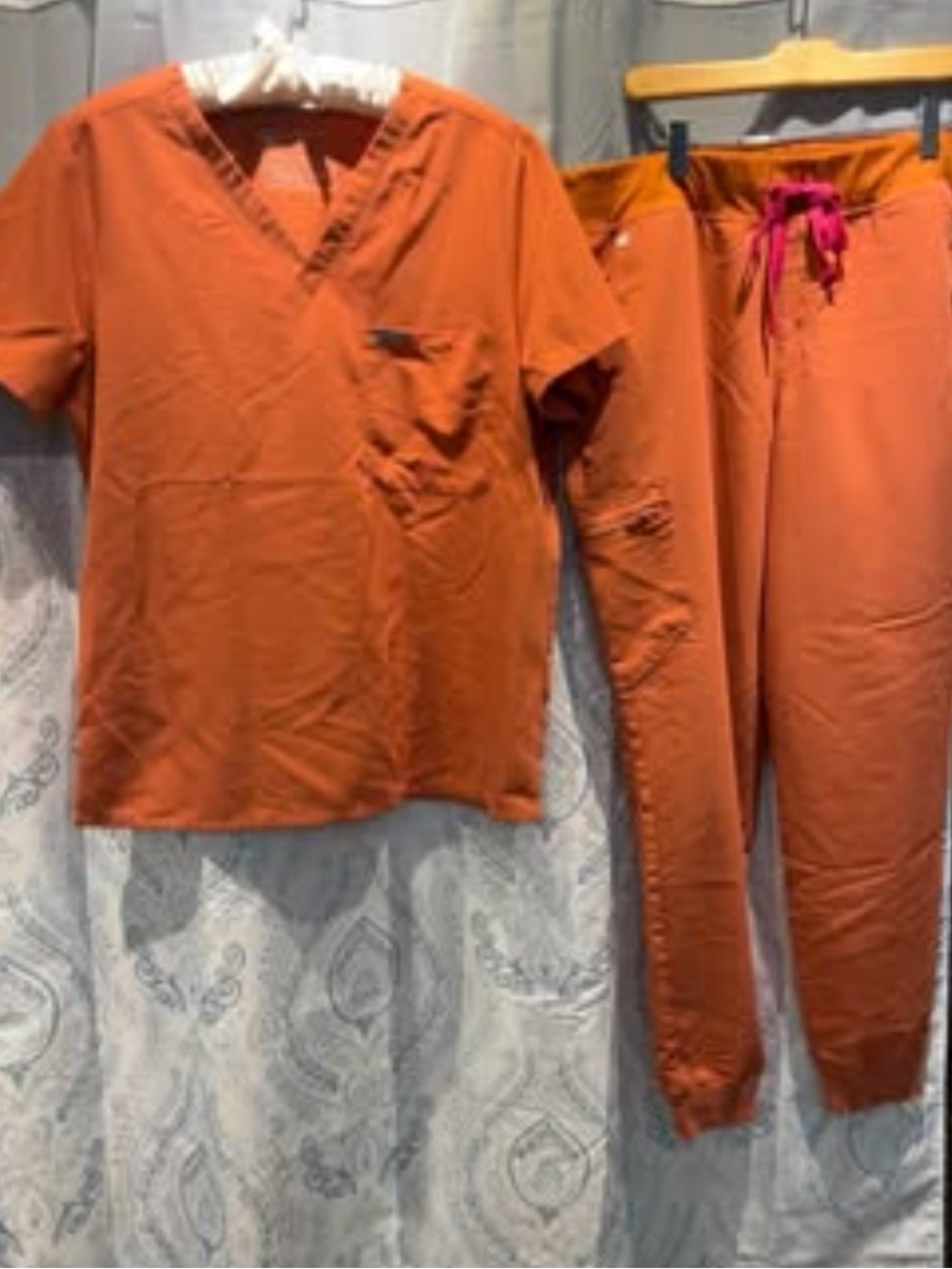 Figs terracotta scrub set, Sz XL, pink drawstring on cargo joggers, like new
